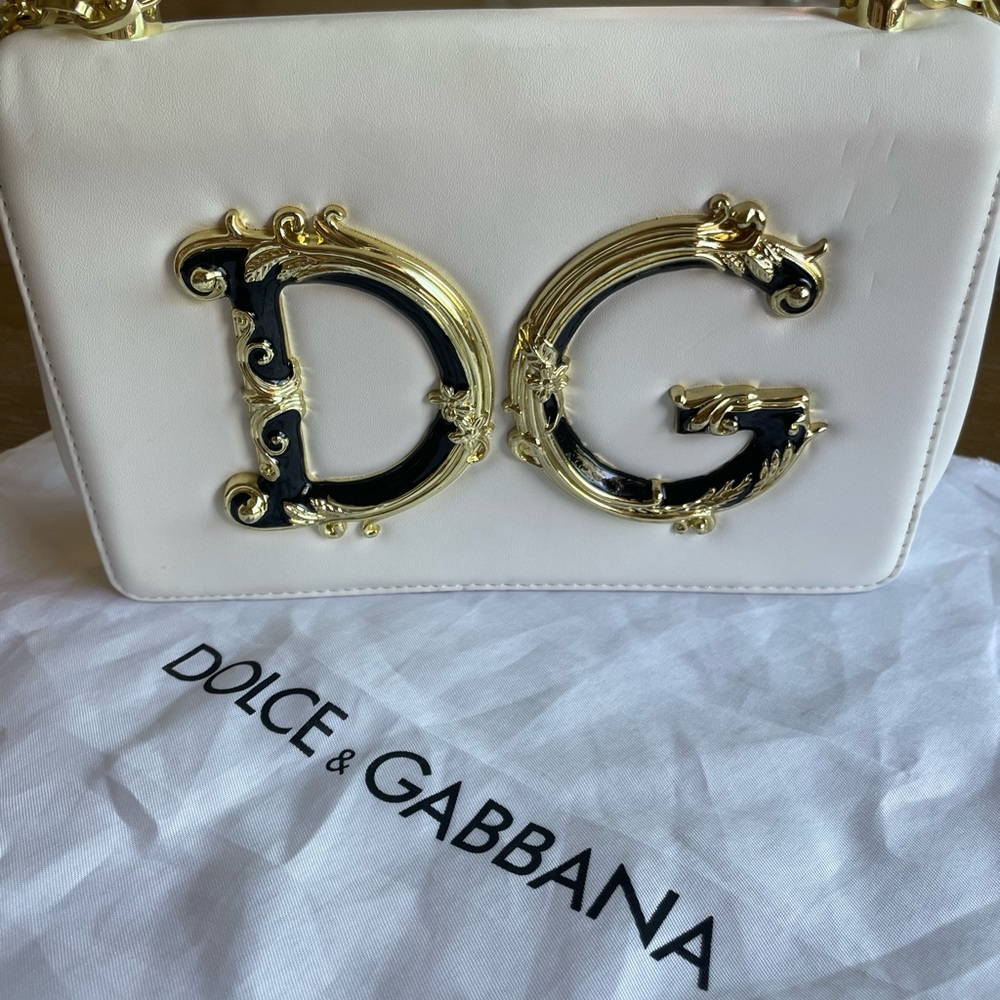 Front flap with hidden magnetic closure • Galvanized vintage gold sliding chain